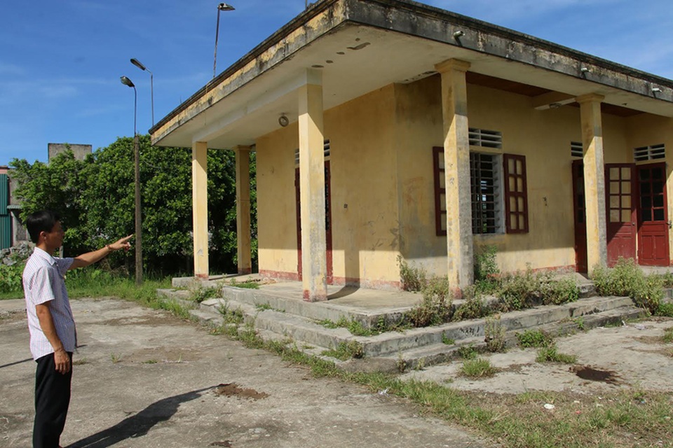 Hơn 600 nhà văn hóa bị bỏ hoang, chờ được "giải cứu" - 2 Sau một năm bị bỏ hoang, nhà văn hóa thôn 8 xã Cẩm Quang nằm ở vị trí trung tâm thôn đã trở nên hoang phế.