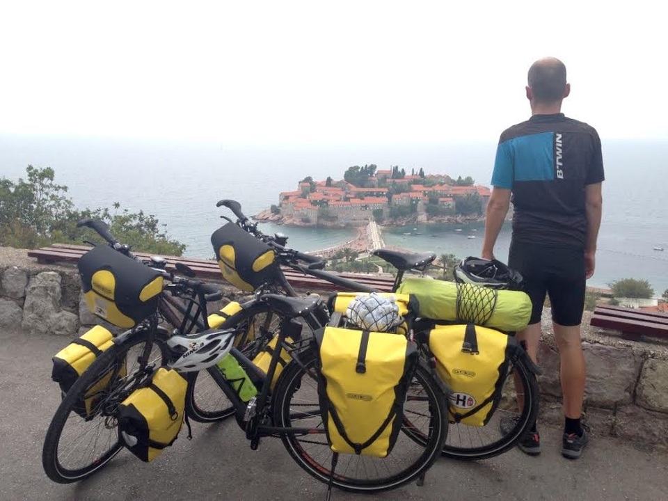 Cô dâu Việt kể về kỳ trăng mật... đạp xe từ Âu sang Á - 2 Péter ngắm nhìn cảnh đẹp ở vịnh Kotor, vịnh đẹp nhất thế giới.