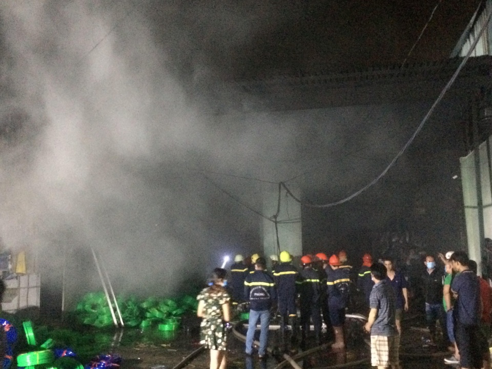 Hơn 200 cảnh sát trắng đêm vật lộn với đám cháy kinh hoàng - 2