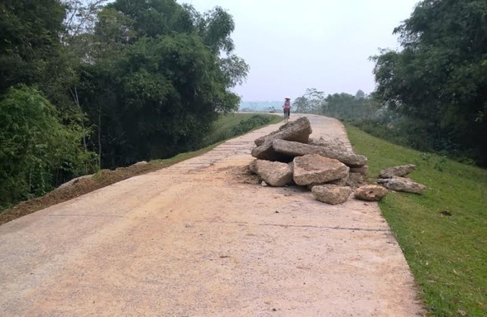 Bức xúc, dân mang cả khối bê tông ra ngăn xe