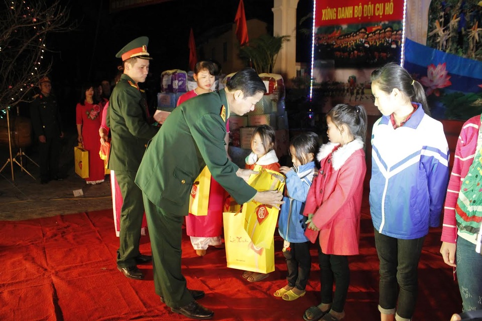 Bộ đội mang Tết đến sớm với đồng bào biên giới - 1
Nhiều học sinh giỏi vượt khó đã được nhận quà