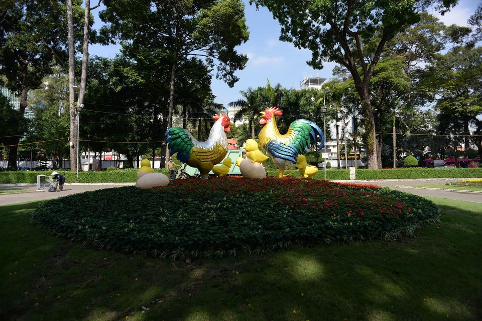 Mô hình gia đình gà nhiều màu sắc đặt trước cổng đón khách vào tham quan.