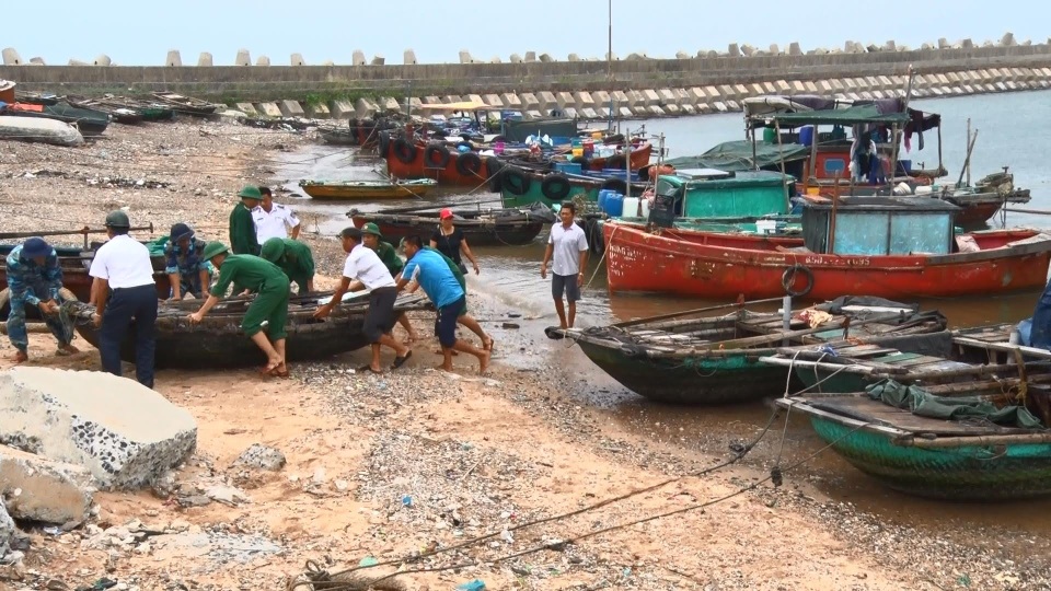 Huyện đảo Bạch Long Vĩ đã hoàn tất công tác phòng chống bão số 10 - 2 Các lực lượng hỗ trợ ngư dân đưa thuyền lên bờ