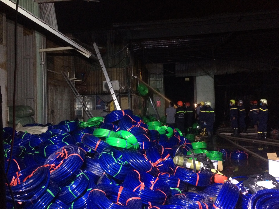 Hơn 200 cảnh sát trắng đêm vật lộn với đám cháy kinh hoàng - 1