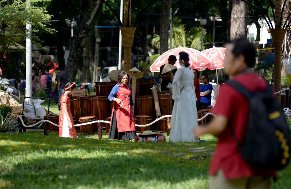 Một số người dân đã đến để chụp hình trước khi hội hoa xuân mở cửa.