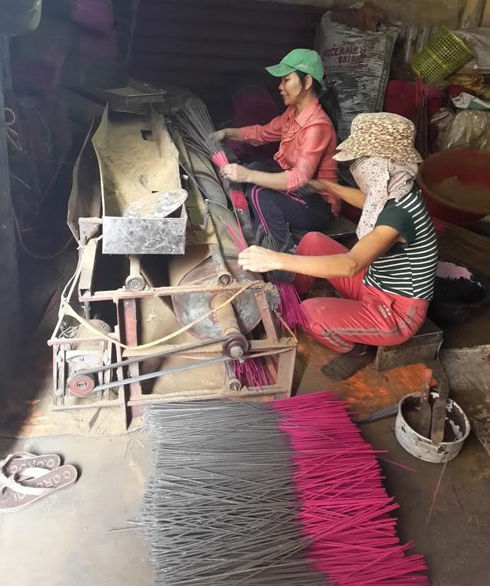 Làng làm hương tất bật vào vụ Tết - 1 Càng gần Tết, người làng hương Quán Giò lại càng tất bật cho những mẻ hàng đã được đặt trước