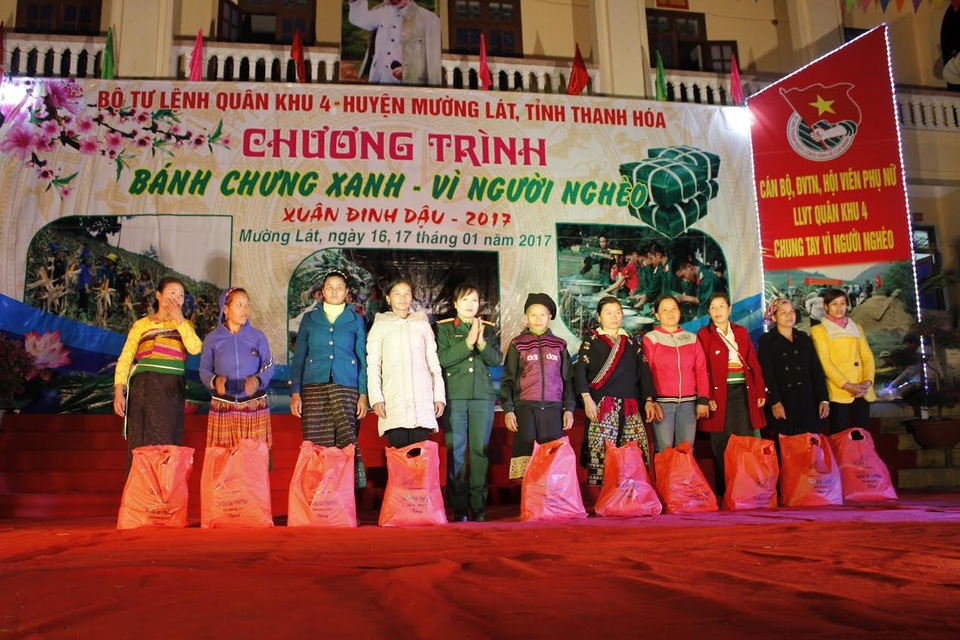 Bộ đội mang Tết đến sớm với đồng bào biên giới - 2 Bộ đội mang Tết đến sớm với đồng bào vùng biên