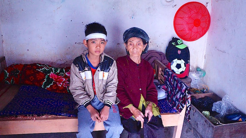 Thụ và bà ước mơ cháu sẽ được học hành đến nơi đến chốn.