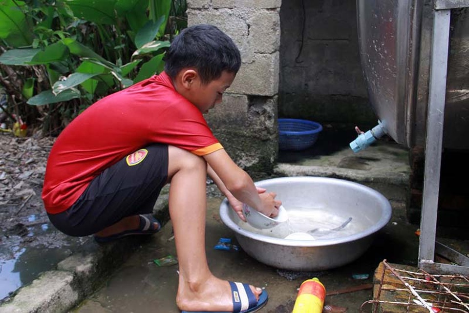 Quặn thắt trước cảnh 3 anh em mồ côi cả cha lẫn mẹ lần lượt phải bỏ học - 3 3 anh em Nhân, giờ chỉ còn mỗi em Nguyễn Văn Tiến, học lớp 8, là đang theo học, nhưng hoàn cảnh quá khó khăn nên cũng không biết Tiến còn có thể đến trường được bao lâu?
