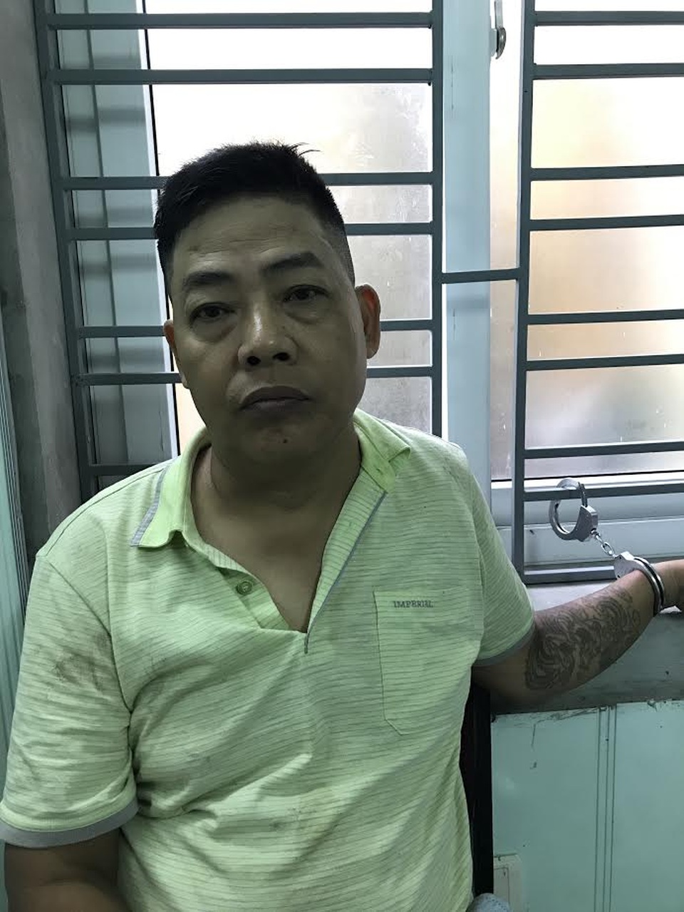 Triệt phá đường dây vận chuyển ma túy liên tỉnh với số lượng lớn - 2 Hai đối tượng tại cơ quan công an (ảnh công an cung cấp)