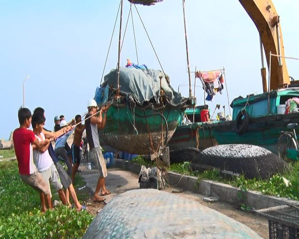 Huyện đảo Bạch Long Vĩ đã hoàn tất công tác phòng chống bão số 10 - 4 Cẩu thuyền lên bờ
