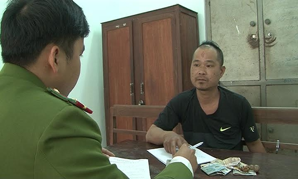 Bắt đối tượng hành "nghề" bảo kê, đòi nợ thuê đang trốn truy nã - 1 Công an đang lấy lời khai của Đệ