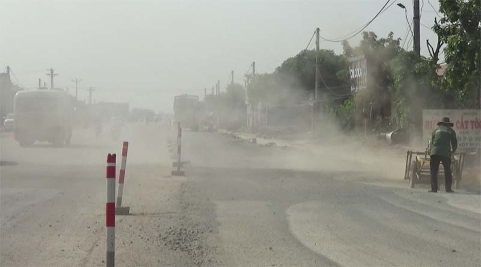 Dân khốn khổ vì bị "bão bụi" bủa vây - 1 Phương án thổi bụi thủ công như thế này đã gây ra những trận bão bụi, khiến cuộc sống của người dân trên tuyến bị đảo lộn hoàn toàn.