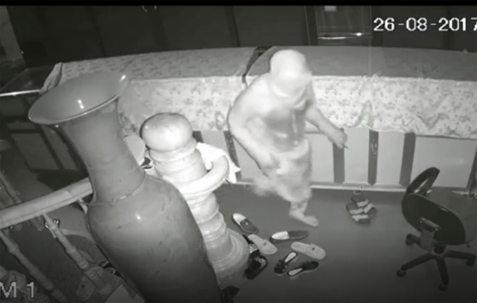 Chủ tiệm vàng treo thưởng 200 triệu cho ai nhận diện được thủ phạm - 1 Hình ảnh tên trộm do camera của tiệm vàng Trang Ngọc ghi lại.