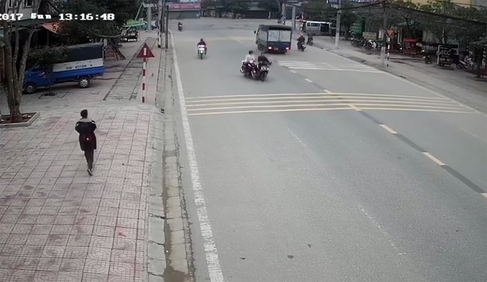 Trích xuất camera truy tìm thanh niên tông cô gái ngã nhào rồi bỏ chạy - 1
Hình ảnh thời điểm xe nam thanh niên tông xe cô gái được camera nhà dân ghi lại.