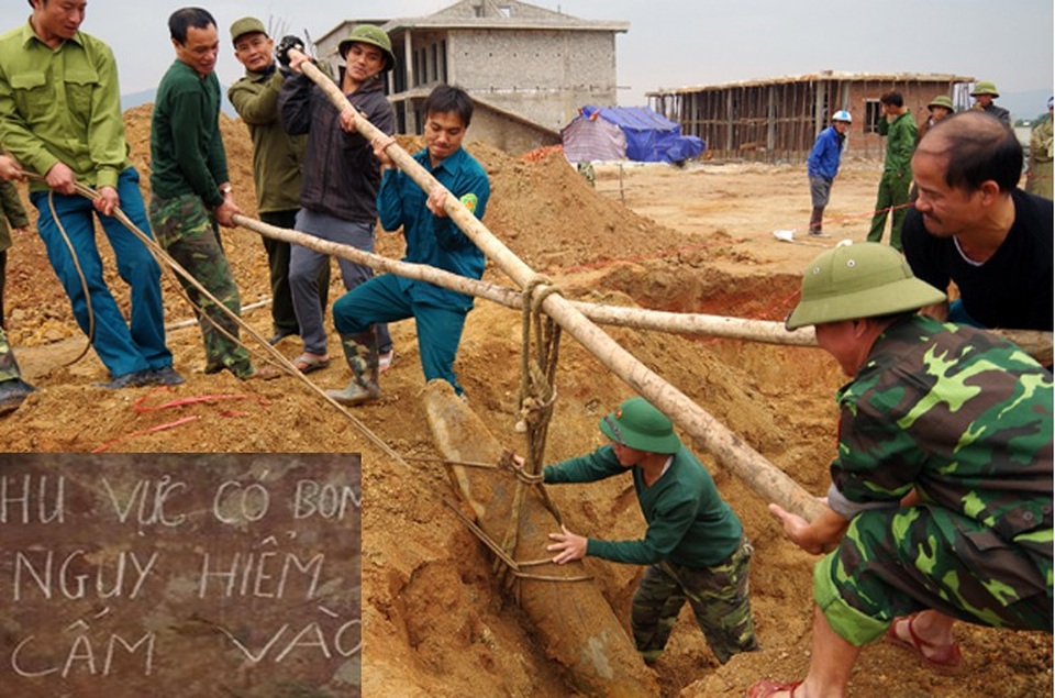 Hủy nổ an toàn quả bom nguyên ngòi nổ ở trường mầm non - 1 Ban Công binh phối hợp với Ban CHQS huyện Kỳ Anh tiến hành di chuyển quả bom khỏi hiện trường.