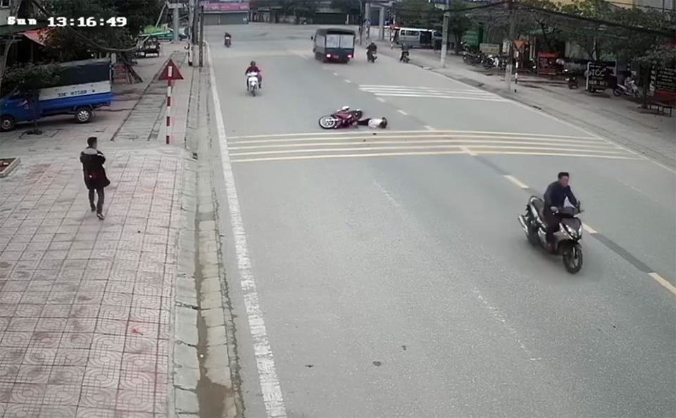 Trích xuất camera truy tìm thanh niên tông cô gái ngã nhào rồi bỏ chạy - 2 Cô gái té nhào xuống đất nằm bất tỉnh, còn nam thanh niên phóng xe chạy trốn.
