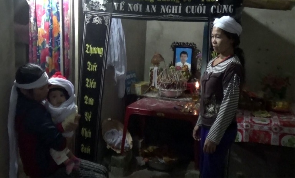 Bạn đọc giúp bé 3 tháng tuổi khát sữa hơn 79 triệu đồng - 2 Trở lại thăm và trao quà của các nhà hảo tâm cho bé Nhật Nam thì bố cháu đã mất được hơn hai tuần. Nỗi tang thương vẫn bao trùm ngôi nhà bé nhỏ.
