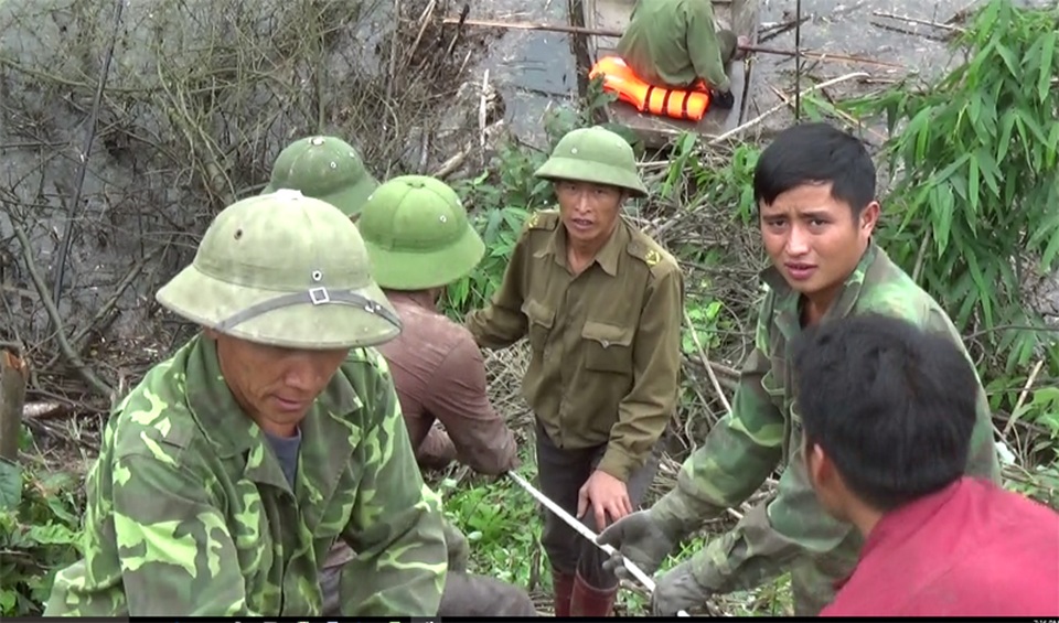 Thu dọn lòng hồ Ngàn Trươi: Chủ đầu tư trả 20 triệu/ha, dân nhận 3,5 triệu? - 2
Những công nhân người dân tộc, đến từ vùng núi tỉnh Nghệ An này tiết lộ, họ được thuê phát dọn lòng hồ Ngàn Trươi với giá 3,5 triệu đồng/ha?
