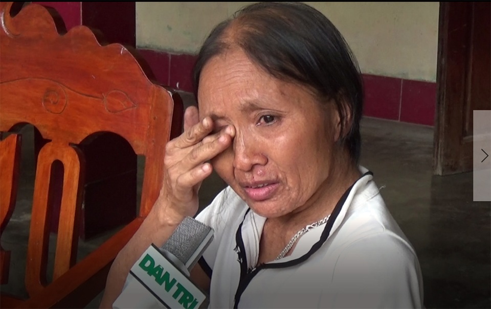 Bà Khuyên bật khóc cầu mong các nhà hảo tâm hãy cứu lấy hai con gái của bà trước khi chưa quá muộn.