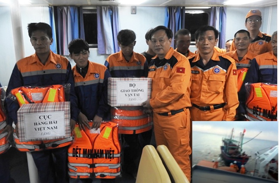 Cứu hộ 9 thuyền viên tàu cá sắp chìm trên vùng biển Nghệ An - Hà Tĩnh - 3 Cục Hàng hải Việt Nam tặng quà động viên các thuyền viên trên tàu cá gặp nạn.