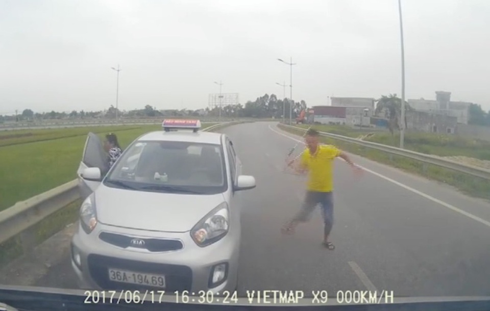 Thu hồi phù hiệu xe taxi chạy ngược chiều, tài xế "múa gậy" - 1 Chiếc xe taxi chạy vào đường ngược chiều (Ảnh cắt từ clip)