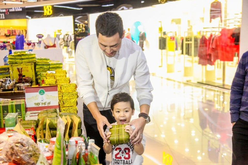 Mipec Long Biên - Địa điểm MC Phan Anh chọn dạy con về Tết - 2 “Ngày hội gói bánh chưng đón tết” được tổ chức từ 14h – 16h ngày 21/1/2017 sẽ là dịp để mọi người trân trọng hơn những giá trị của Tết truyền thống.