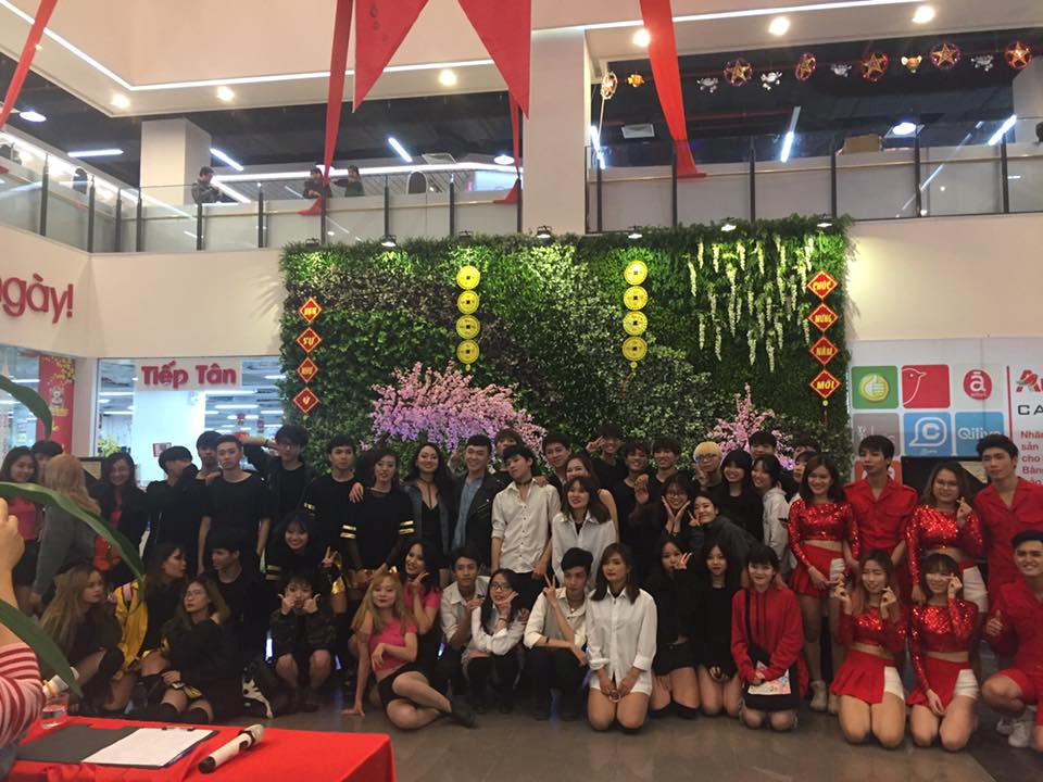 Mipec Long Biên - Địa điểm MC Phan Anh chọn dạy con về Tết - 5 Đêm chung kết cuộc thi Sing and dance tổ chức vào 22/1/2017 với sự tham gia của 8 đội thi và giám khảo Justa Tee, sẽ mang đến cho khán giả những phầm trình diễn sôi động nhất.