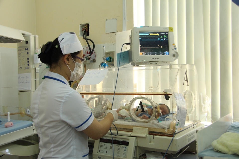 Thêm trẻ sơ sinh nguy kịch vì cắt rốn bằng dao lam - 1
Bé sơ sinh nhiễm uốn ván đang được chăm sóc đặc biệt