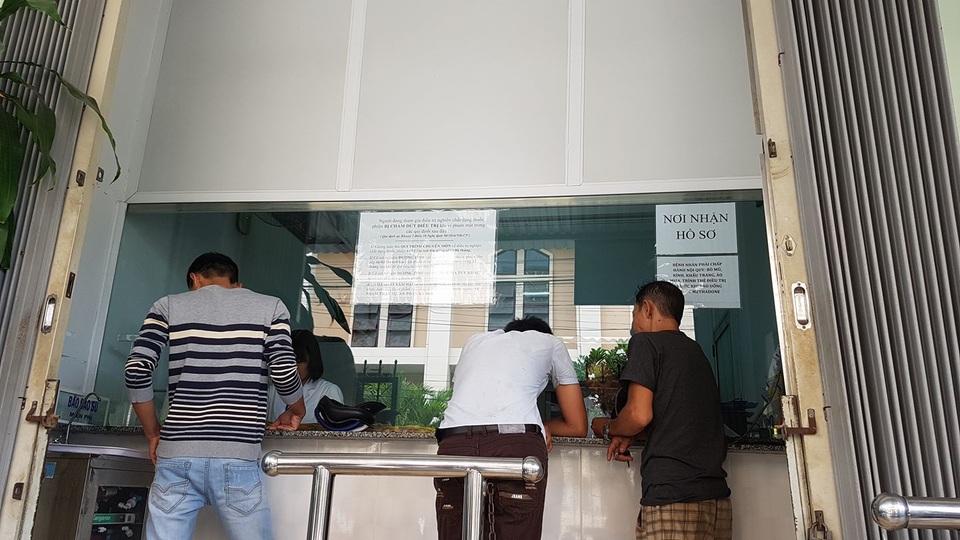 Khánh Hòa: Giảm ngoạn mục số ca nhiễm HIV/AIDS - 2 Người nghiện đến Trung tâm Phòng chống HIV/AIDS Khánh Hòa uống methadone mỗi sáng. Ảnh: H.Hải