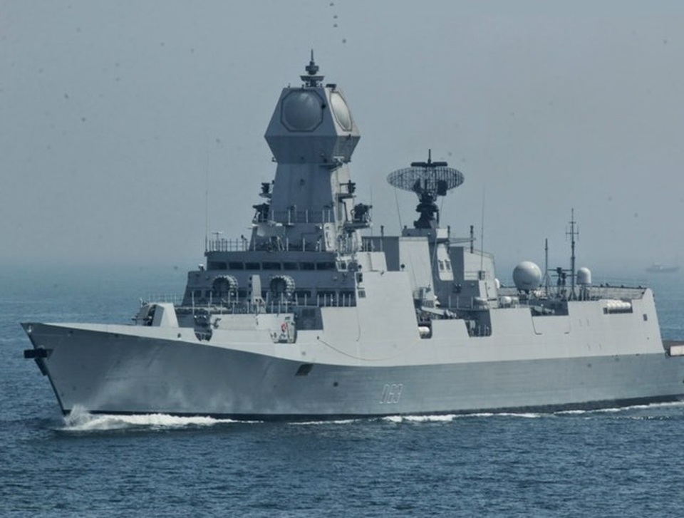 Hải quân Ấn Độ, sư tử đại dương đáng gờm khiến Trung Quốc lạnh sống lưng - 11
Ấn Độ đang có trong biên chế những chiếc khu trục lớp Kolkata được trang bị tên lửa chống hạm BrahMos tầm bắn 300 km, các chuyên gia quân sự đánh giá là vũ khí diệt hạm nguy hiểm nhất thế giới.