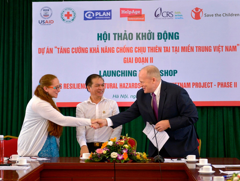 Mỹ hỗ trợ Việt Nam 1,5 triệu USD nâng cao năng lực ứng phó thiên tai - 1
(Từ trái sang phải) Giám đốc Quốc gia Tổ chức Chữ thập Đỏ Mỹ Diane Francisco, Phó Chủ tịch Hội Chữ thập đỏ Việt Nam Trần Quốc Hùng và Phó Giám đốc USAID Việt Nam Craig Hart tại lễ khởi động dự án (Ảnh: USAID Việt Nam)