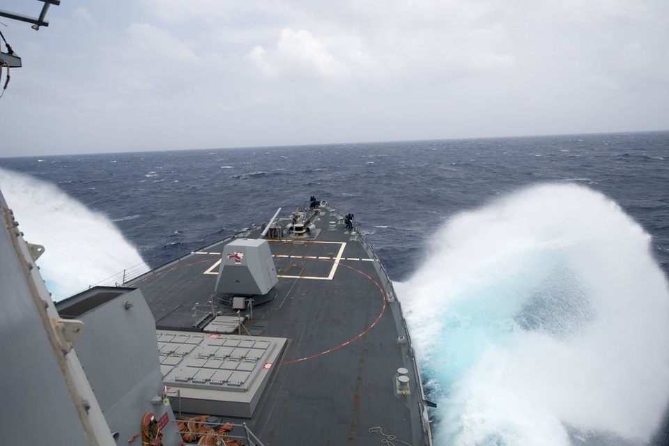 Tàu sân bay Mỹ phô diễn uy lực trên các vùng biển châu Á - 13
Tàu chiến Mỹ rẽ sóng trên vùng biển Tây Thái Bình Dương.