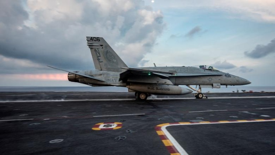 Tàu sân bay Mỹ phô diễn uy lực trên các vùng biển châu Á - 9
Một máy bay chiến đấu F/A-18C Hornet được trang bị cho tàu sân bay.