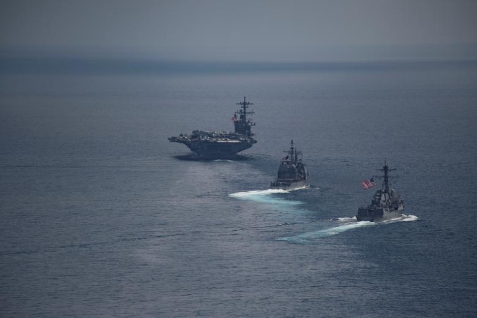 Tàu sân bay Mỹ phô diễn uy lực trên các vùng biển châu Á - 4
USS Carl Vinson được hộ tống bởi tàu khu trục tên lửa dẫn đường USS Michael Murphy và tàu tuần dương tên lửa USS Lake Champlain trên Ấn Độ Dương ngày 14/4.