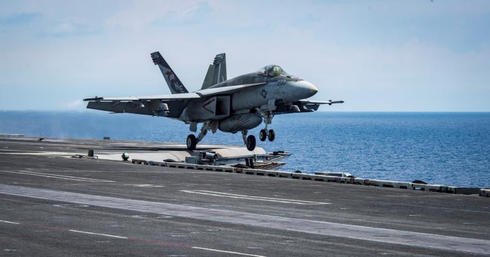 Tàu sân bay Mỹ phô diễn uy lực trên các vùng biển châu Á - 10
Máy bay chiến đấu F/A-18C Hornet cất cánh từ tàu sân bay USS Carl Vinson.