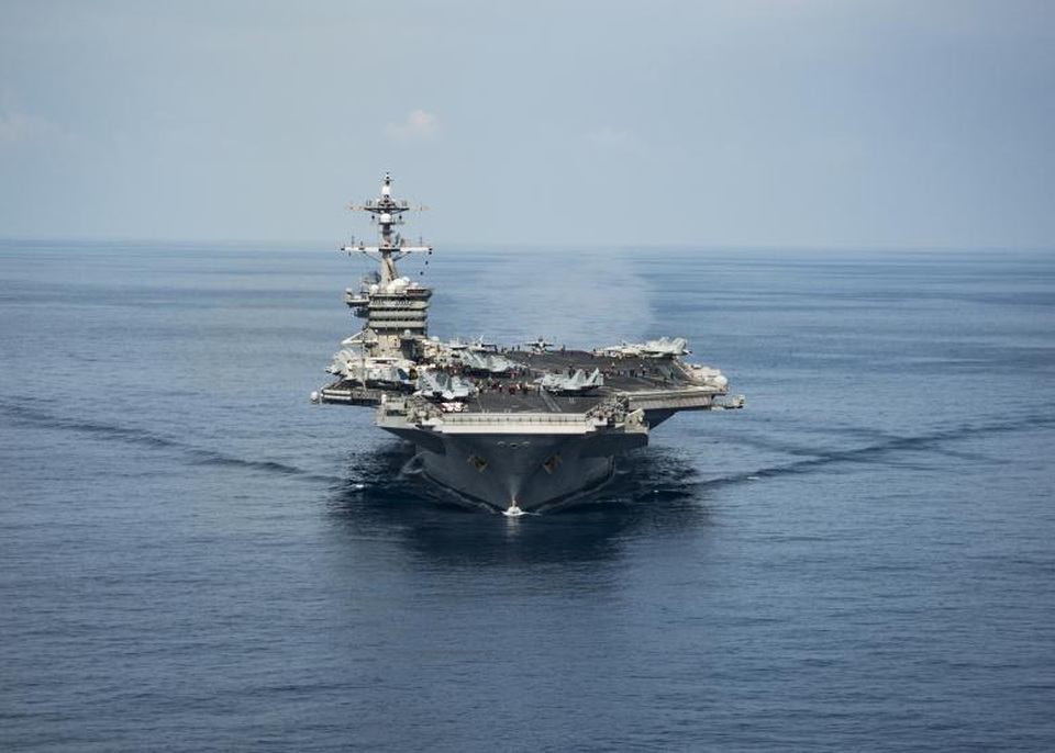 Tàu sân bay Mỹ phô diễn uy lực trên các vùng biển châu Á - 2
USS Carl Vinson rẽ sóng trên Biển Đông ngày 9/4. Hải quân Mỹ cho biết nhóm tác chiến tàu sân bay Carl Vinson đã bắt đầu các hoạt động thường kỳ ở Biển Đông kể từ giữa tháng 2/2017.