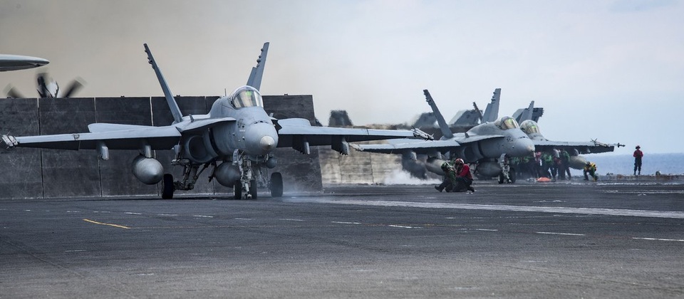 Tàu sân bay Mỹ phô diễn uy lực trên các vùng biển châu Á - 8
Các máy bay chiến đấu trên tàu sân bay USS Carl Vinson.