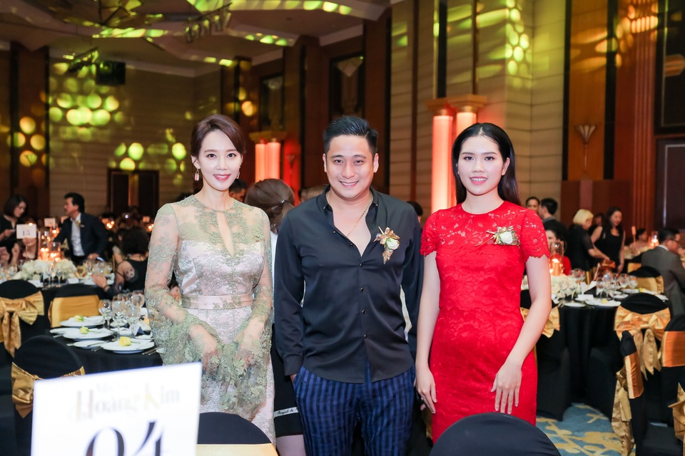 Vợ chồng Minh Tiệp đẹp đôi dự sự kiện - 5
Minh Tiệp Thùy Dương đã có dịp hội ngộ với diễn viên - hoa hậu Hàn Quốc Oh Hyun Kyung trong sự kiện. Minh Tiệp nói, anh có nhiều duyên nợ với xứ kim chi nên rất hào hứng trò chuyện với cựu hoa hậu xứ Hàn