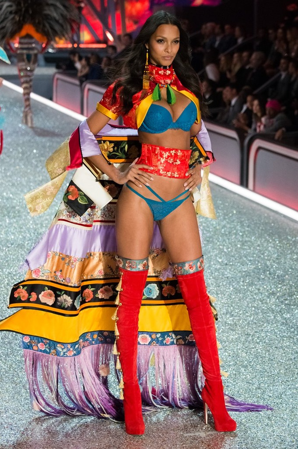 
Lais Ribeiro cũng là chân dài tới từ Brazil được Victorias Secret trao cho đôi cánh thiên thần cách đây 2 năm. Cô sở hữu vòng một nảy lửa và cực kỳ sexy
