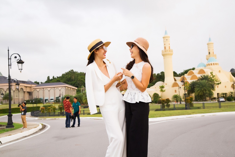 Mc Anh Thơ và Á hậu Kim Nguyên vui chơi tại Brunei - 2 Mc Anh Thơ và Á hậu Kim Nguyên vui chơi tại Brunei - 2