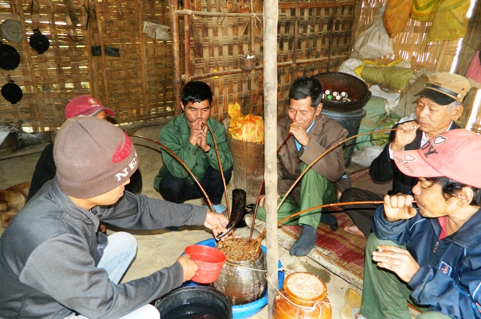 Độc đáo tục đón Tết của người Thái ở Tương Dương - 3 Rượu cần thứ không thể thiếu trong mỗi gia đình, mỗi cuộc vui,... của đồng bào Thái.