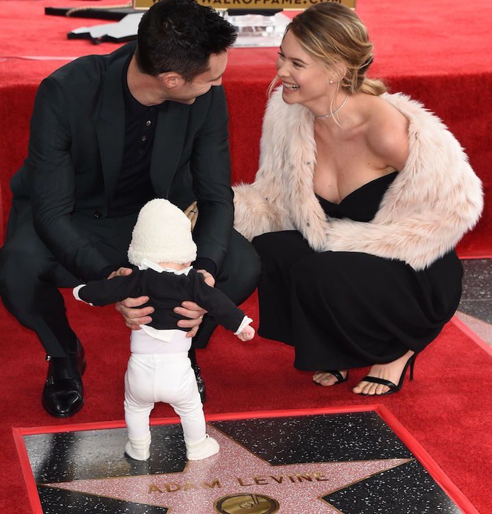 
Siêu mẫu cao 1,78m kết hôn với thành viên nhóm Maroon 5 - Adam Levine,vào tháng 7/2014 và sau đó 2 năm, cô sinh con gái đầu lòng. Siêu mẫu đình đám gợi cảm và quyến rũ hơn bao giờ hết từ khi lên chức mẹ
