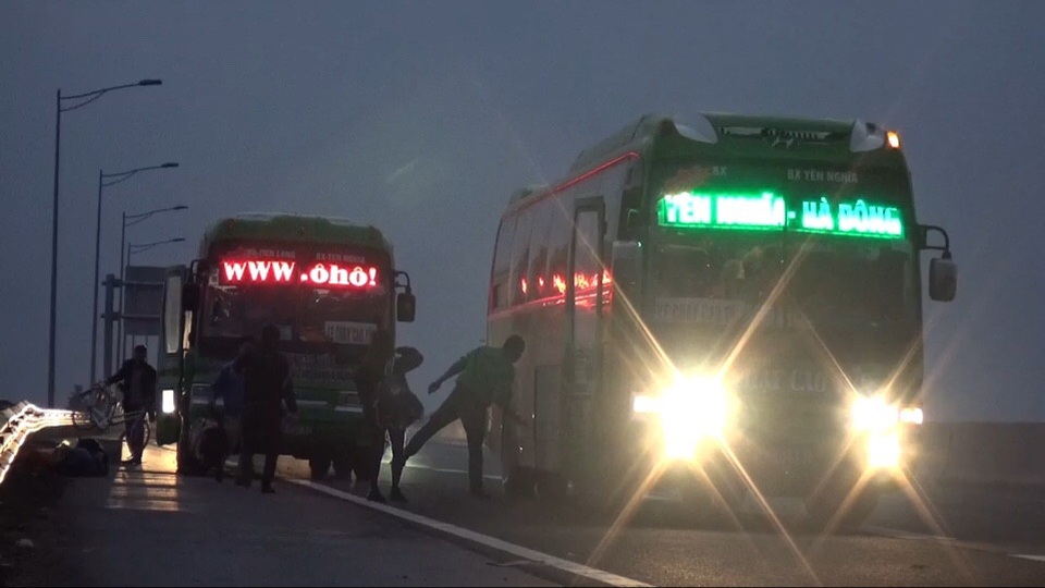 Lập “bến xe dù” trên cao tốc, nhà xe vi phạm bị thanh tra toàn diện - 5 Nhà xe này còn dừng lại với thời gian dài để hành khách vác xe đạp, đồ đạc cồng kềnh đi lại trên cao tốc