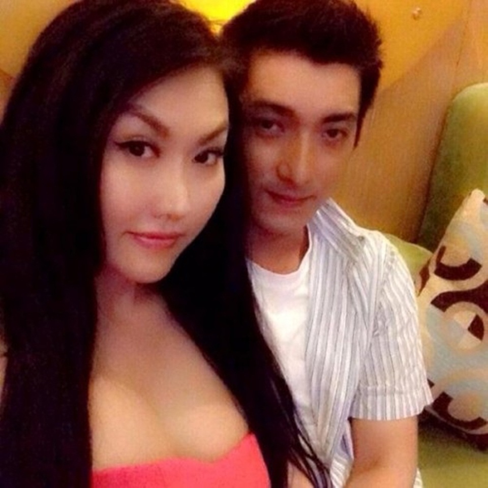 Đường tình trắc trở của “nữ hoàng dao kéo” Phi Thanh Vân - 3 Phi Thanh Vân công khai mối quan hệ với chàng phi công trẻ.