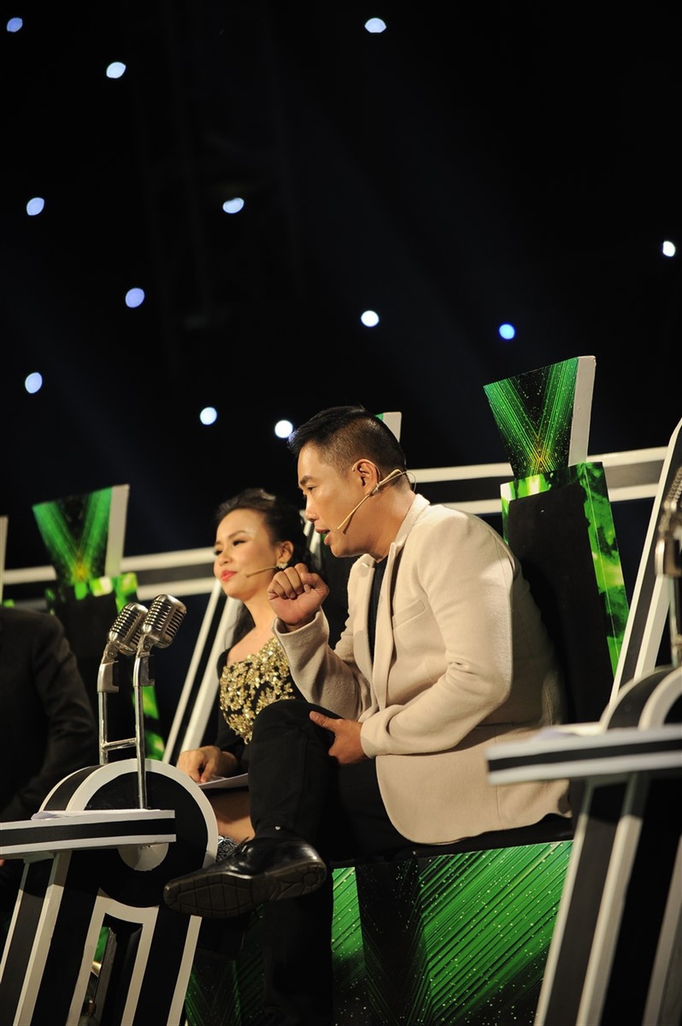 Cẩm Ly bật cười khi ông xã trêu đùa.