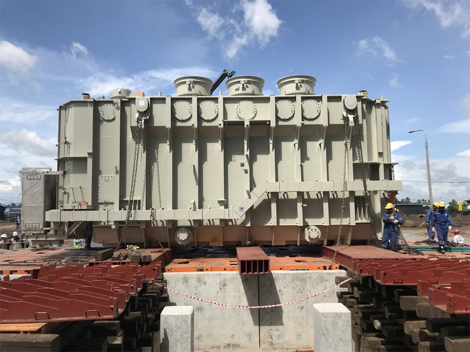 Vận chuyển máy biến áp 335 tấn bằng thiết bị điều khiển từ xa - 6 Máy biến áp đã được vận chuyển thành công vào vào bệ vận hành.