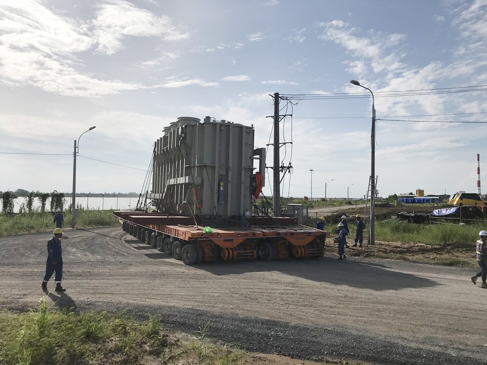 Vận chuyển máy biến áp 335 tấn bằng thiết bị điều khiển từ xa - 4
Dàn rơ-mooc di chuyển vào vị trí công trường.