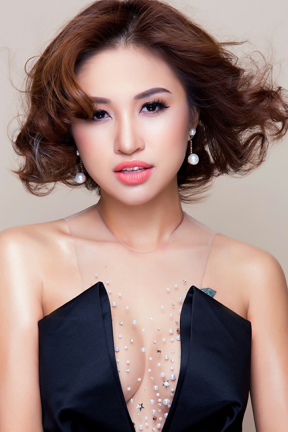 Vân Hugo tiếp tục "hở bạo" sau sự cố váy nàng tiên cá - 5 Vân Hugo tiếp tục "hở bạo" sau sự cố váy nàng tiên cá - 5