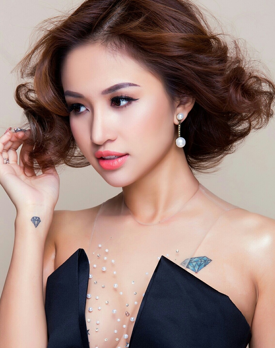 Vân Hugo tiếp tục "hở bạo" sau sự cố váy nàng tiên cá - 4 Vân Hugo tiếp tục "hở bạo" sau sự cố váy nàng tiên cá - 4